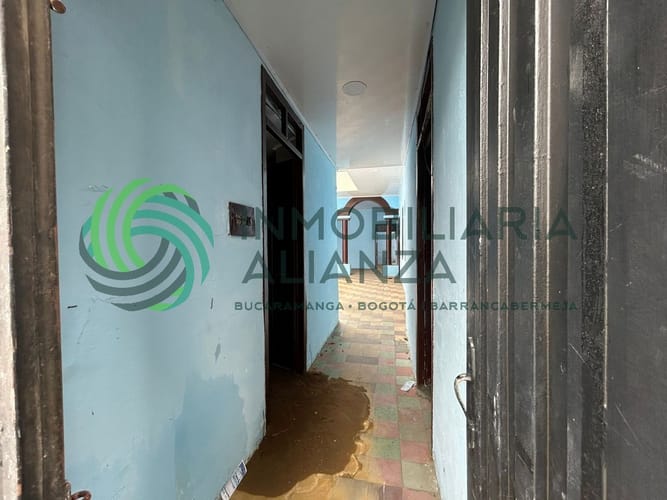 Casa de 7 alcobas en venta en Comuneros, Bucaramanga, 280 m² · foto 2 de 22