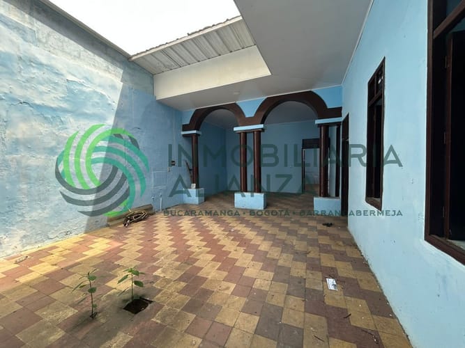 Casa de 7 alcobas en venta en Comuneros, Bucaramanga, 280 m² · foto 4 de 22