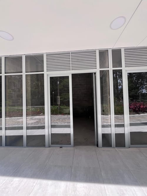 Local en arriendo en Villa Carlota, Medellín, 15 m² · foto 2 de 5