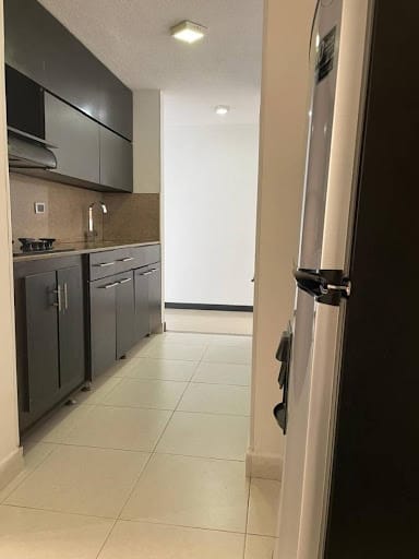 Apartaestudio en arriendo en Loma De Los Bernal, Medellín, 90 m² · foto 2 de 18
