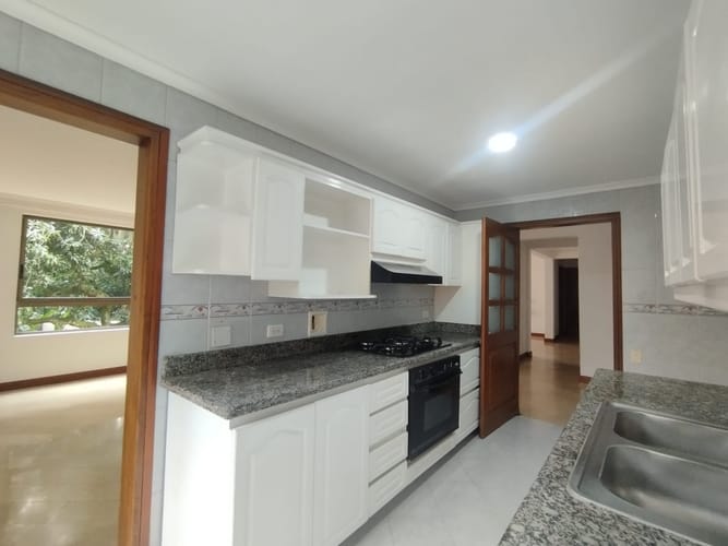 Apartamento de 3 alcobas en arriendo en El Poblado, Medellín, 188 m² · foto 9 de 20