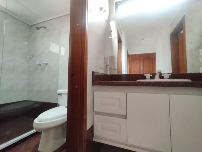 Apartamento de 3 alcobas en arriendo en El Poblado, Medellín, 188 m² · foto 17 de 20