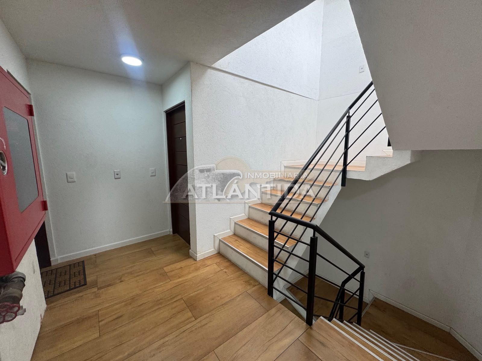 Alquiler Apartamento 1 Dormitorio En Segundo Piso, Ubicado En Tres Cruces. Inm Atlántida · Foto 2