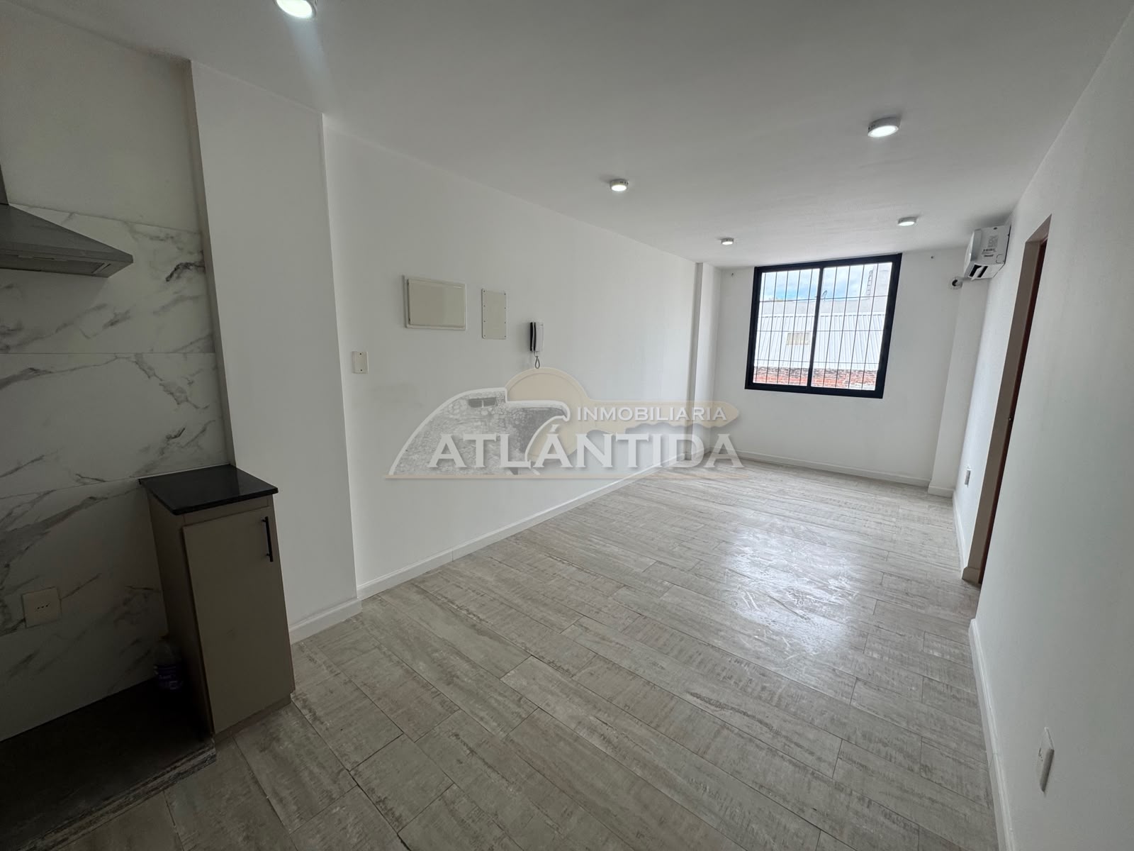 Alquiler Apartamento 1 Dormitorio En Segundo Piso, Ubicado En Tres Cruces. Inm Atlántida · Foto 3