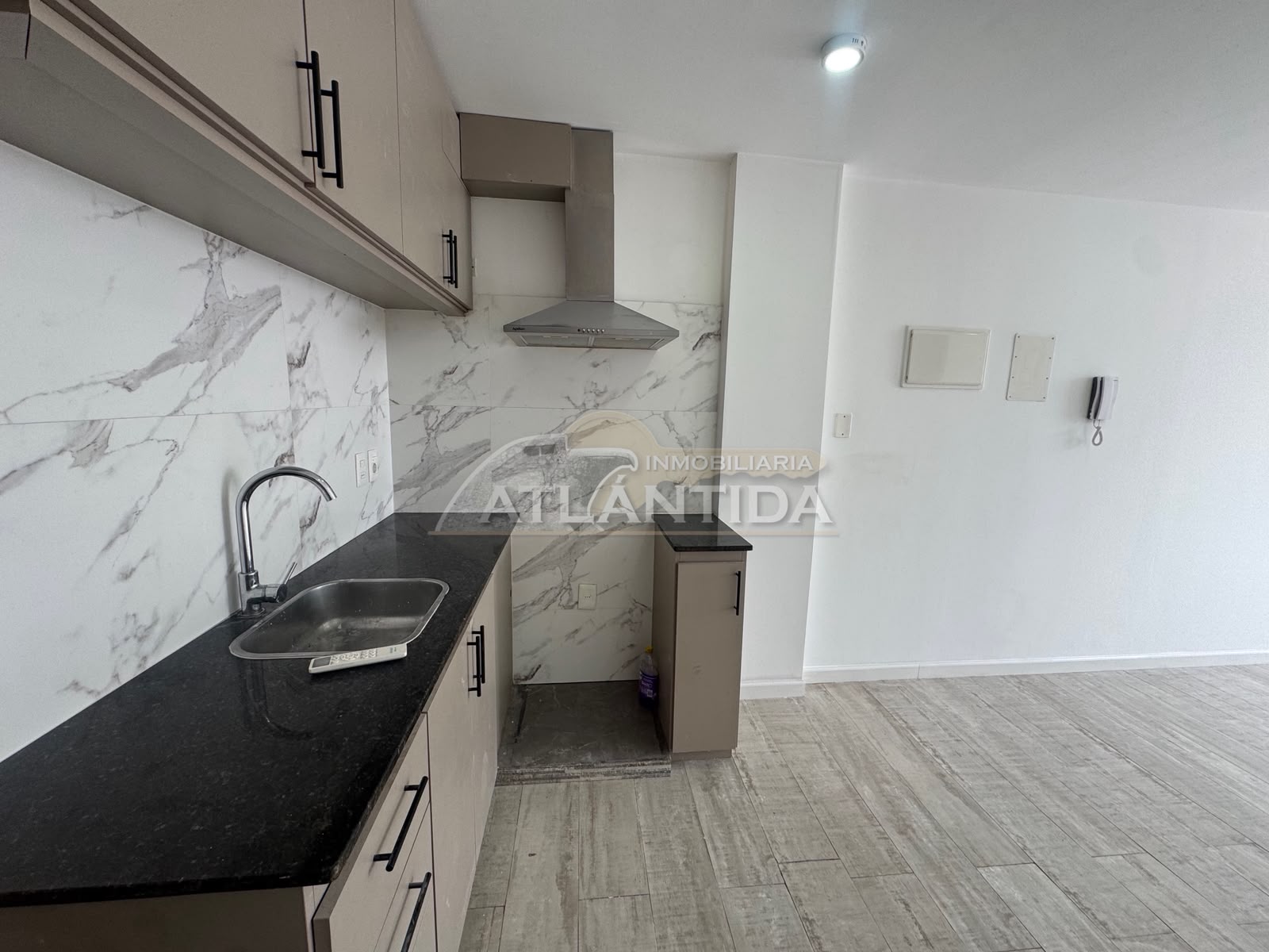Alquiler Apartamento 1 Dormitorio En Segundo Piso, Ubicado En Tres Cruces. Inm Atlántida · Foto 4