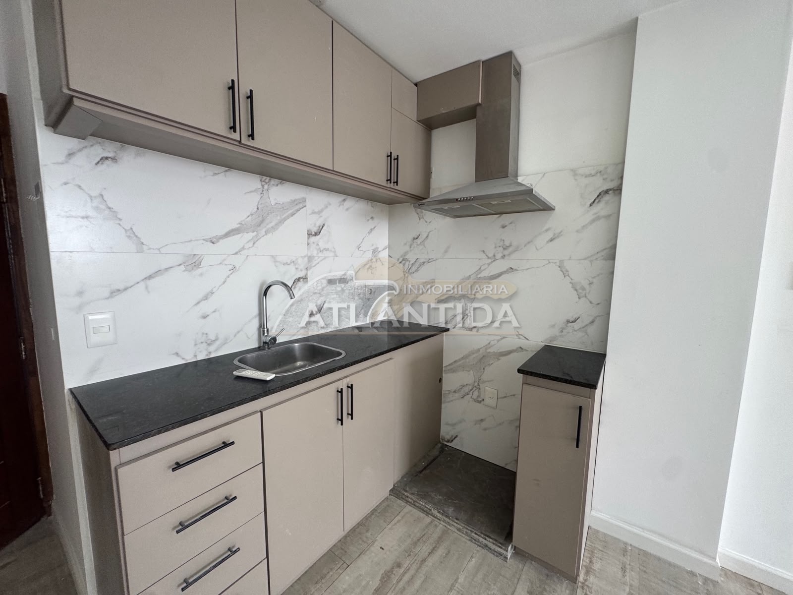 Alquiler Apartamento 1 Dormitorio En Segundo Piso, Ubicado En Tres Cruces. Inm Atlántida · Foto 5