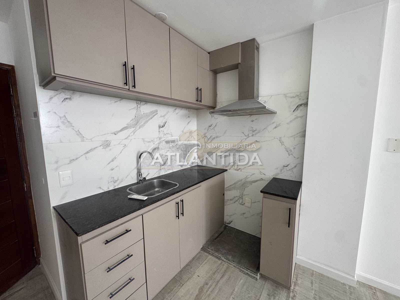 Alquiler Apartamento 1 Dormitorio En Segundo Piso, Ubicado En Tres Cruces. Inm Atlántida · Foto 6