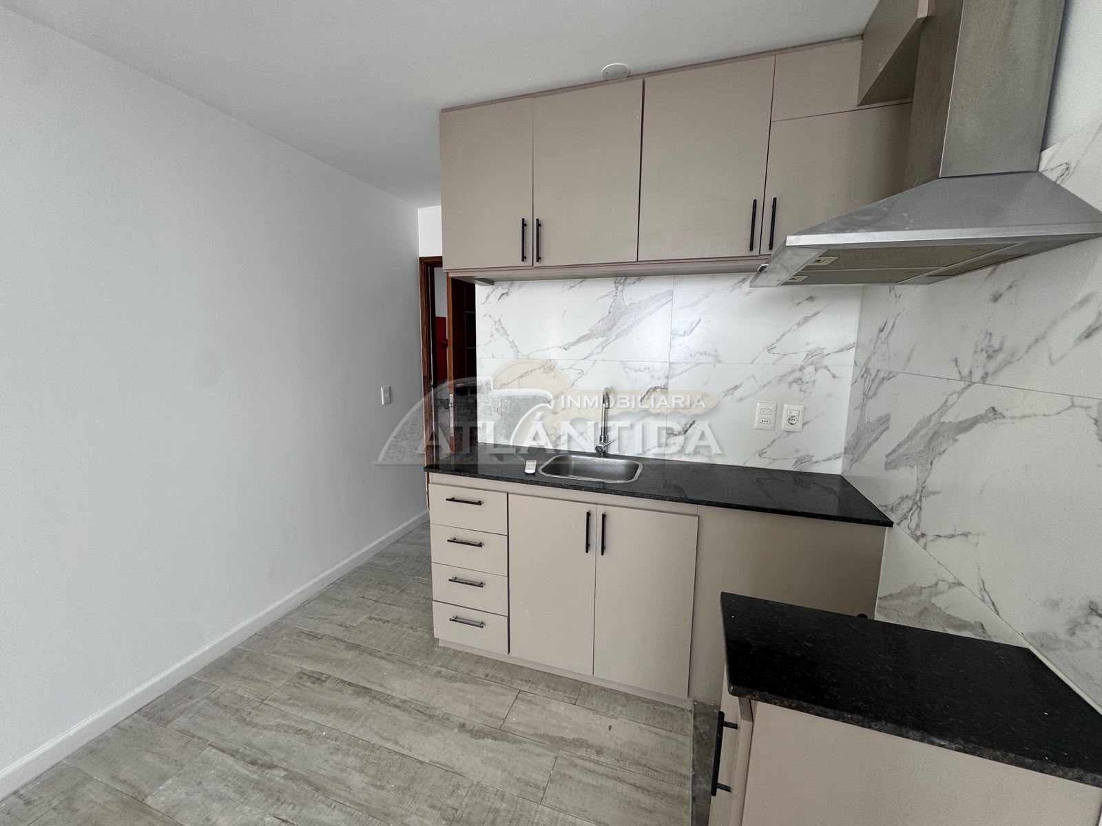Alquiler Apartamento 1 Dormitorio En Segundo Piso, Ubicado En Tres Cruces. Inm Atlántida · Foto 7