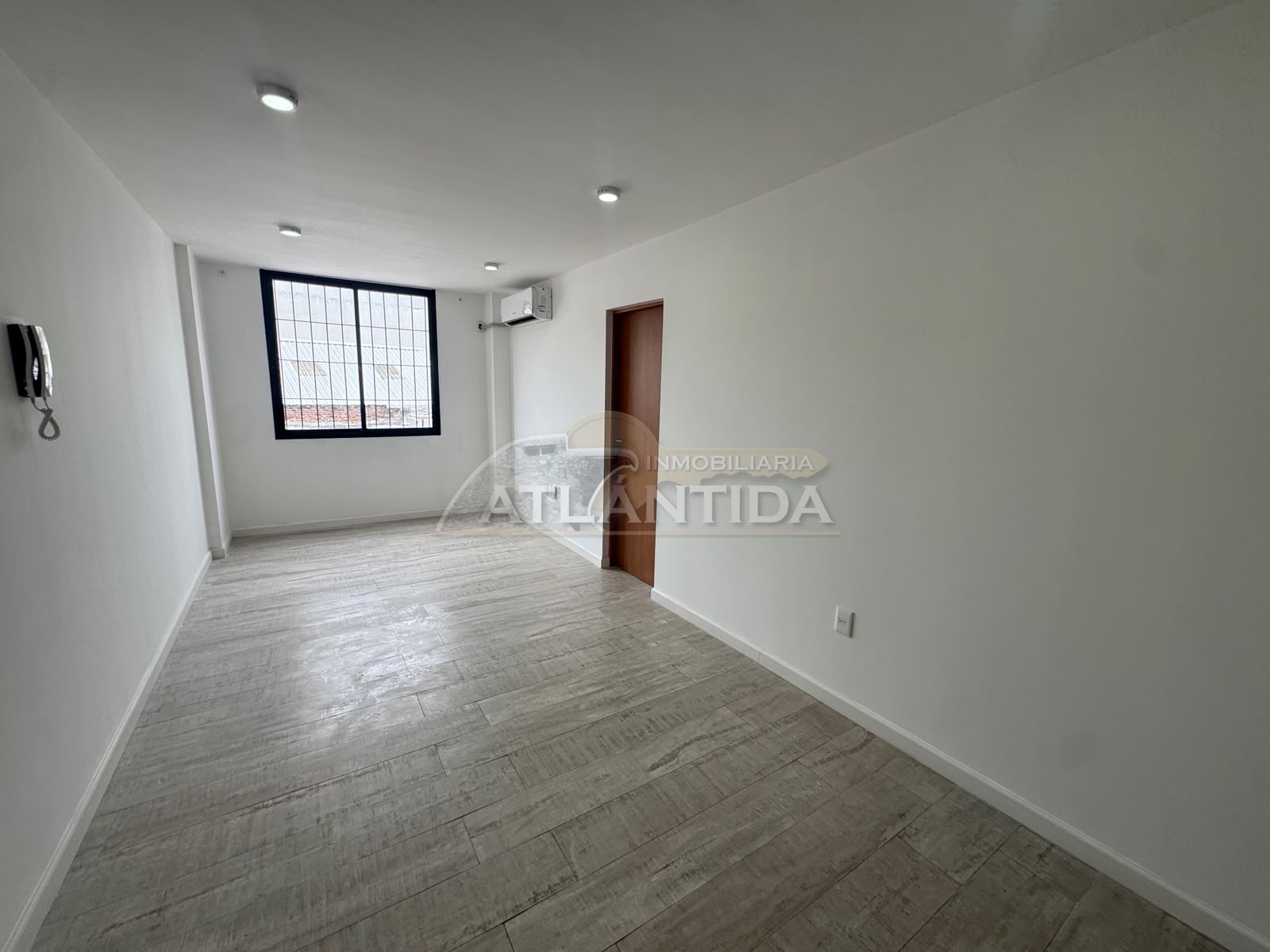 Alquiler Apartamento 1 Dormitorio En Segundo Piso, Ubicado En Tres Cruces. Inm Atlántida · Foto 8