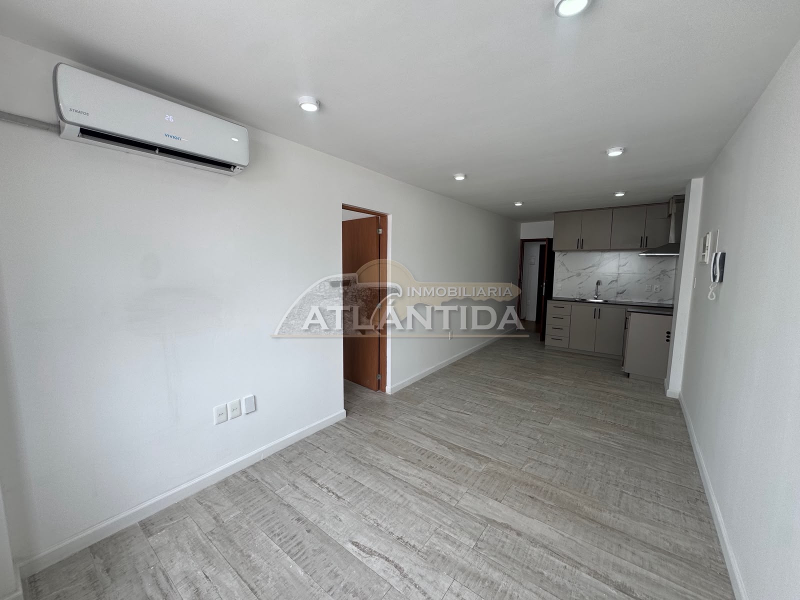 Alquiler Apartamento 1 Dormitorio En Segundo Piso, Ubicado En Tres Cruces. Inm Atlántida · Foto 9