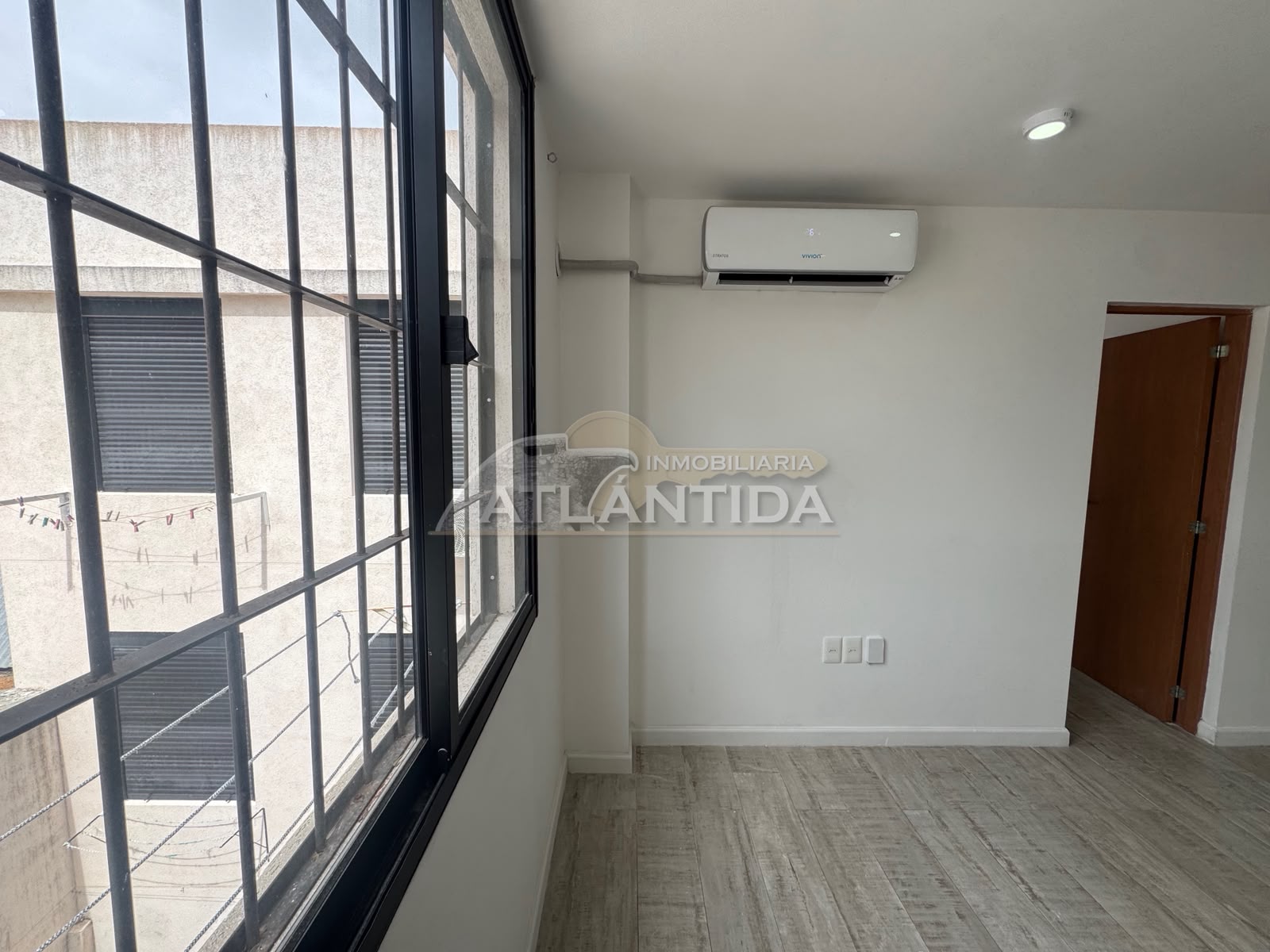 Alquiler Apartamento 1 Dormitorio En Segundo Piso, Ubicado En Tres Cruces. Inm Atlántida · Foto 10