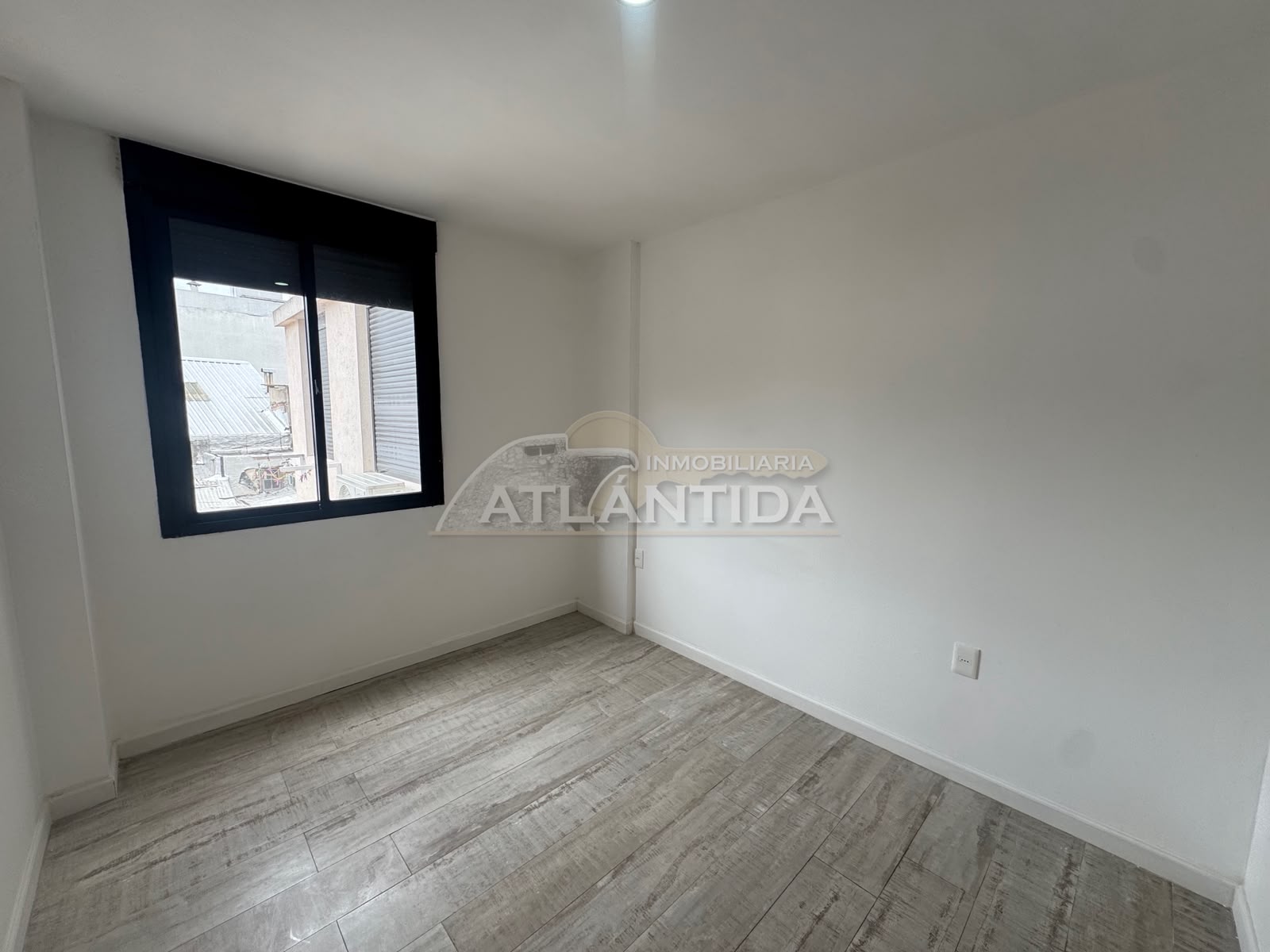 Alquiler Apartamento 1 Dormitorio En Segundo Piso, Ubicado En Tres Cruces. Inm Atlántida · Foto 11
