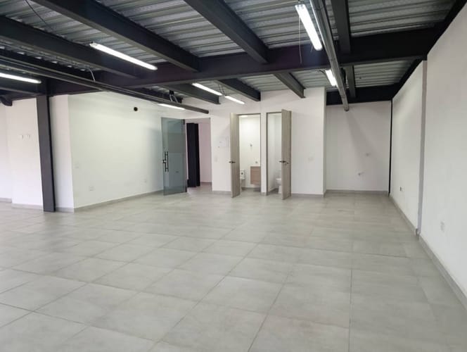 Bodega en arriendo en Laureles, Medellín, 120 m² · foto 2 de 6