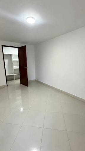 Apartamento de 4 alcobas en arriendo en Laureles, Medellín, 130 m² · foto 3 de 15