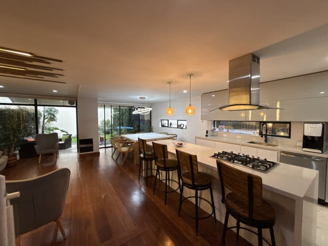 Casa de 3 alcobas en venta en Cedro Salazar, Bogotá, 283 m² · foto 2 de 24