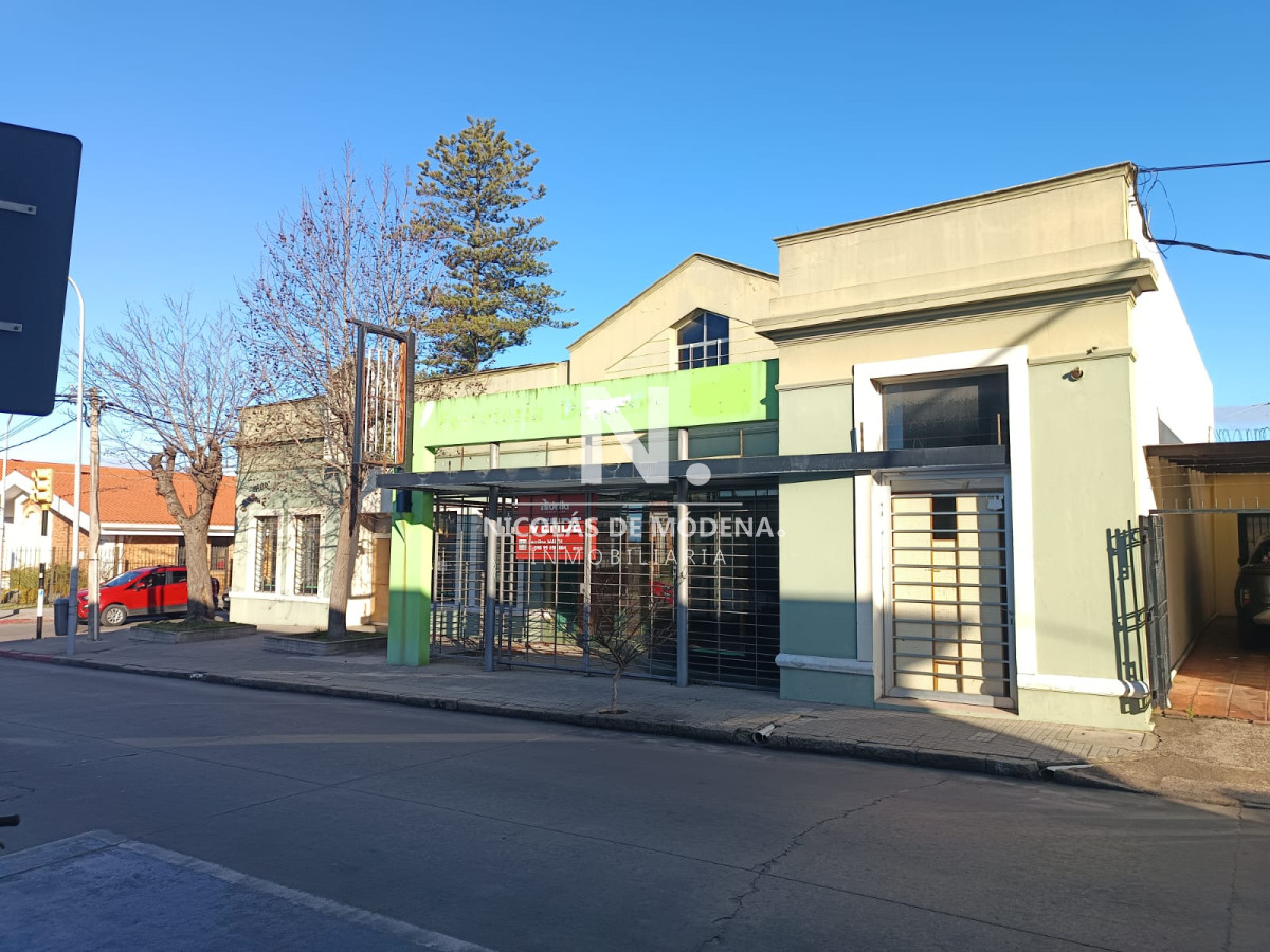 Gran local comercial esquinero en alquiler · Foto 2