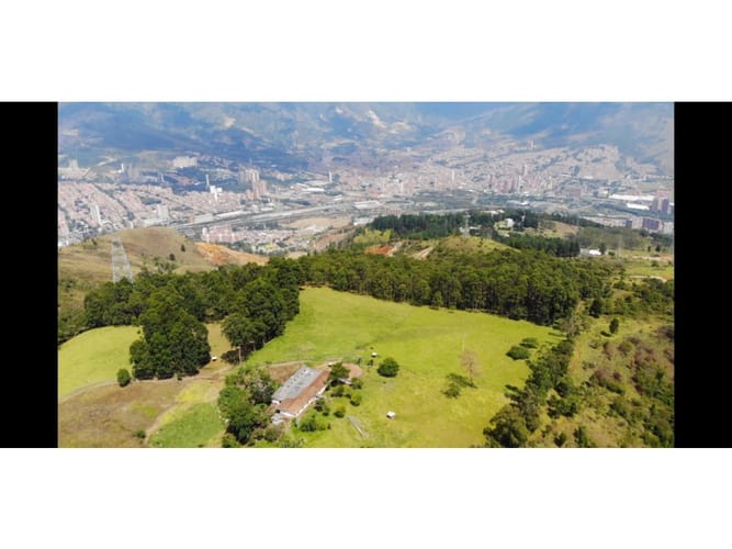 Lote en venta en Croacia, Bello, 2000 m² · foto 2 de 13