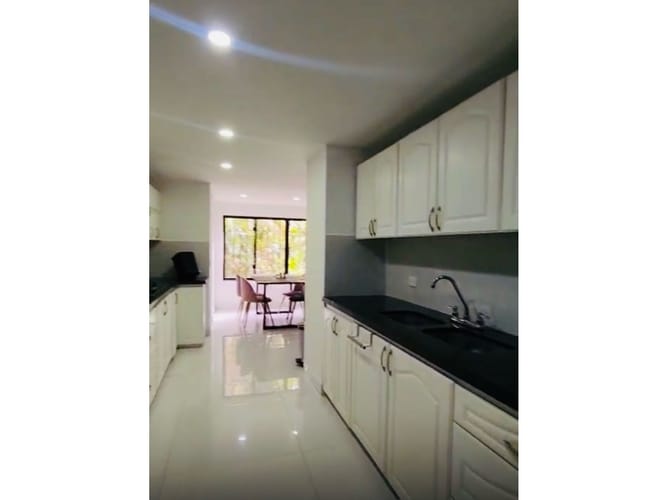 Apartamento de 3 alcobas en venta en San Lucas, Medellín, 230 m² · foto 18 de 19