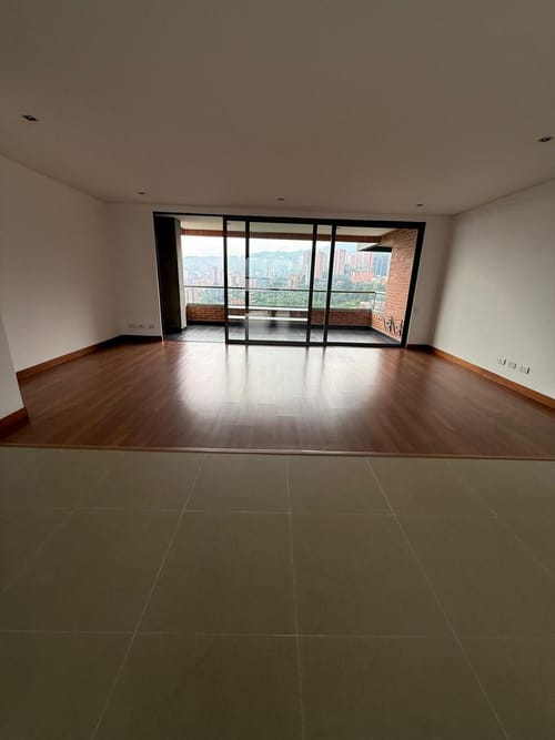 Apartamento de 3 alcobas en venta en Los Naranjos, Medellín, 200 m² · foto 2 de 15