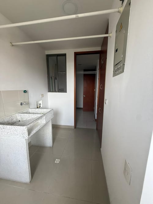 Apartamento de 3 alcobas en venta en Los Naranjos, Medellín, 200 m² · foto 7 de 15