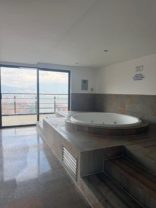 Apartamento de 3 alcobas en venta en Los Naranjos, Medellín, 200 m² · foto 11 de 15
