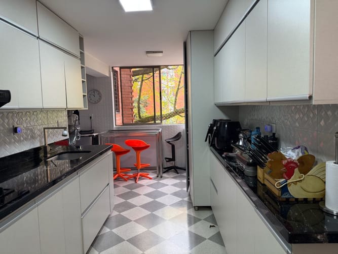 Apartamento de 3 alcobas en venta en Los Naranjos, Medellín, 165 m² · foto 5 de 19