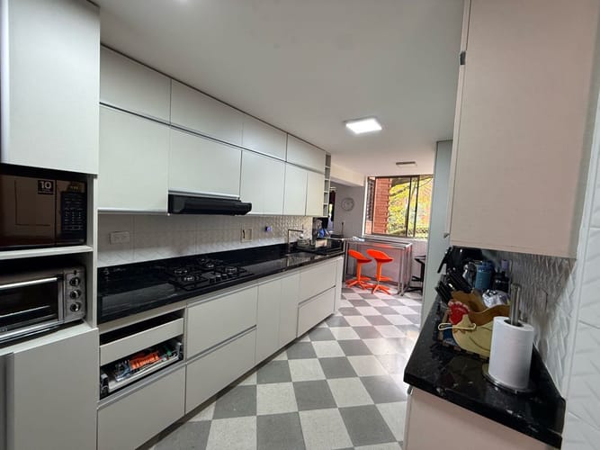 Apartamento de 3 alcobas en venta en Los Naranjos, Medellín, 165 m² · foto 13 de 19