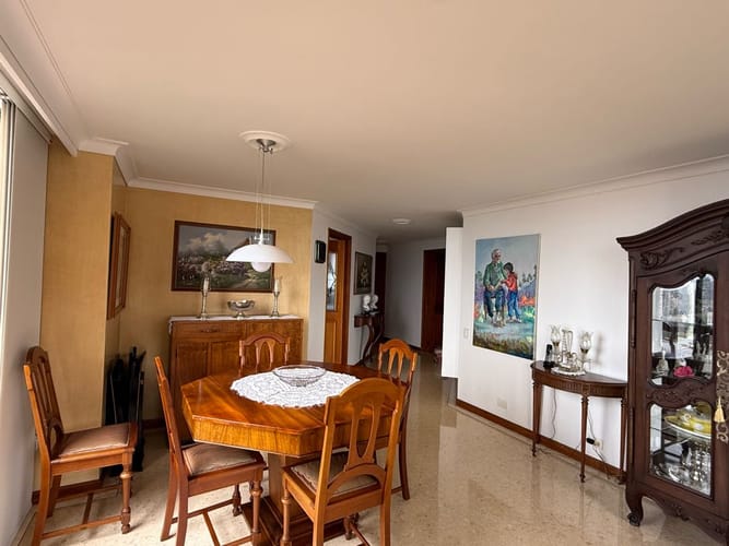 Apartamento de 3 alcobas en venta en Los Naranjos, Medellín, 139 m² · foto 3 de 15