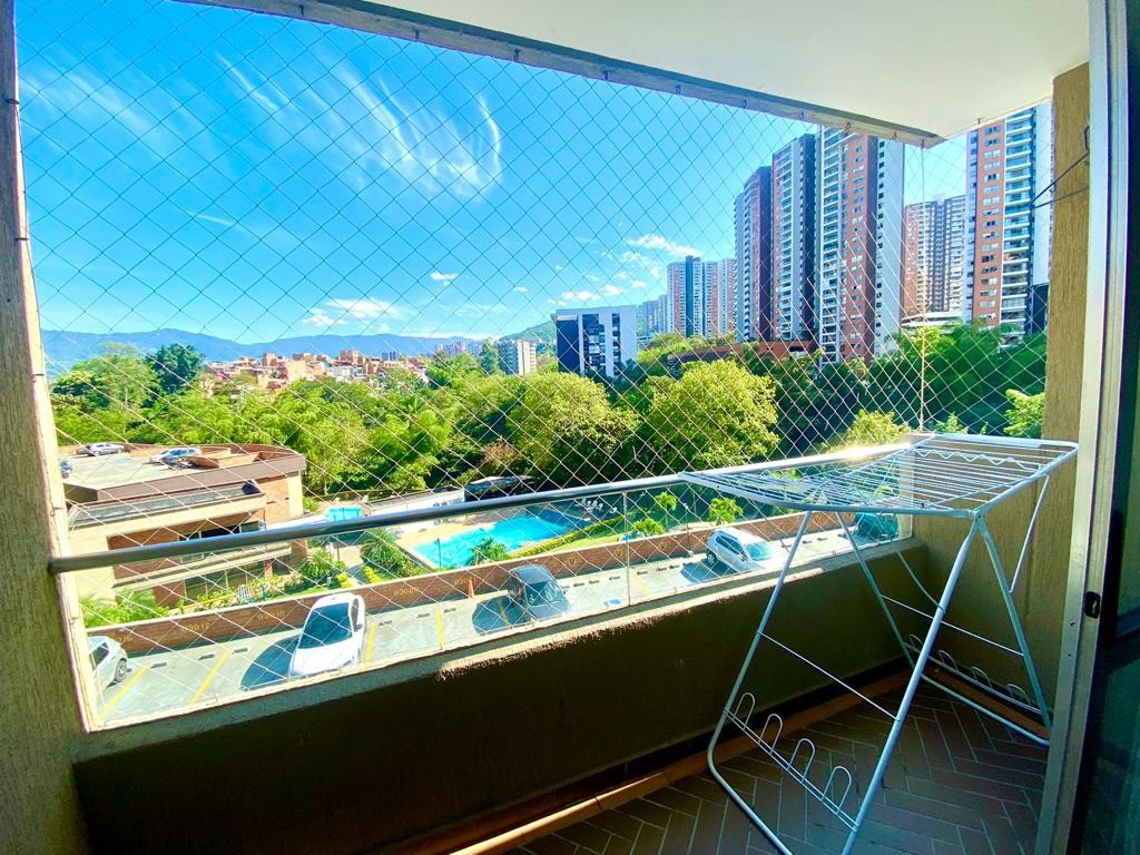 Apartamento en venta en Loma De Los Bernal, Medellín · foto 18 de 24