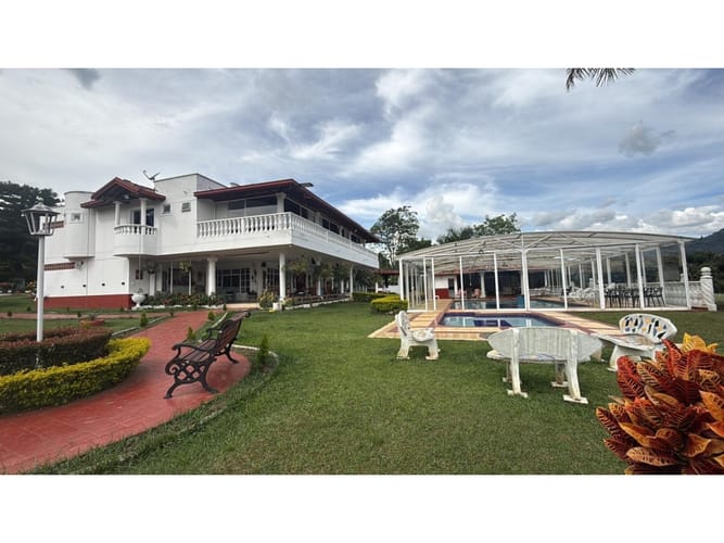 Casa de 5 alcobas en venta en Monta�Ita, Copacabana, 550 m² · foto 2 de 24