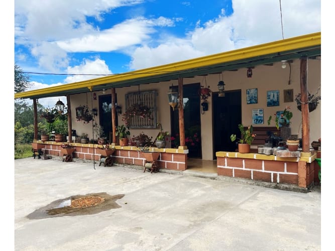 Casa de 4 alcobas en venta en La Industrial, Marinilla, 145 m² · foto 2 de 24