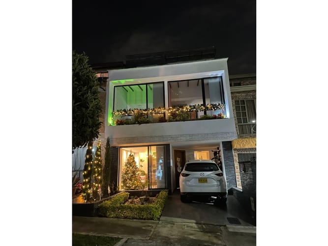 Casa de 3 alcobas en venta en La Gloria, Itagüí, 150 m² · foto 2 de 17