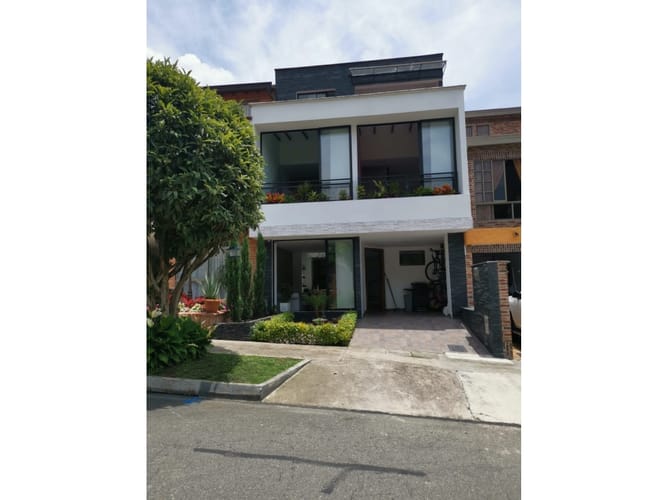 Casa de 3 alcobas en venta en La Gloria, Itagüí, 150 m² · foto 8 de 17