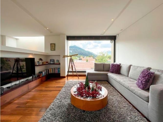 Casa de 5 alcobas en venta en Usaquen, Bogotá, 889 m² · foto 2 de 18