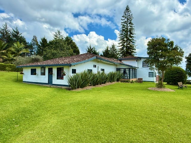 Finca en venta en Lejos Del Nido, El Retiro, 380 m² · foto 2 de 14
