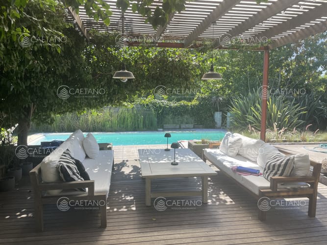 MODERNA CASA EN ZONA COLEGIOS 4 SUITES, ESPECTACULAR BARBACOA