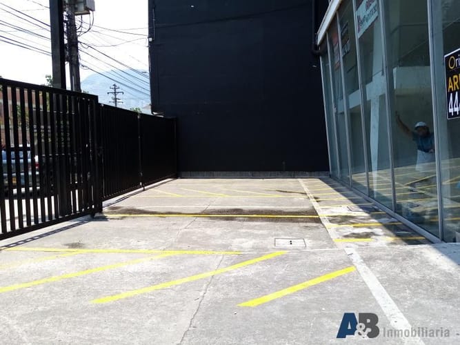 Bodega en arriendo en Campo Amor, Medellín, 1125 m² · foto 2 de 24