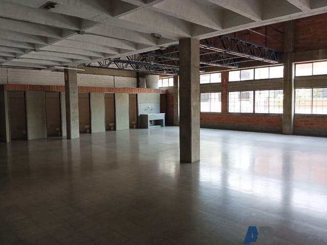 Bodega en arriendo en Santa Fe, Medellín, 870 m² · foto 6 de 6