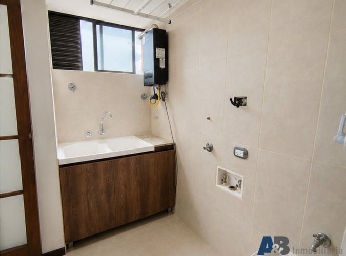 Apartamento de 4 alcobas en arriendo en El Poblado, Medellín, 195 m² · foto 15 de 24