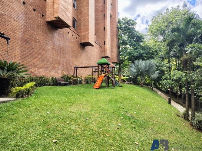 Apartamento de 4 alcobas en arriendo en El Poblado, Medellín, 195 m² · foto 20 de 24