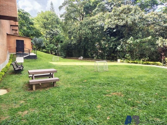 Apartamento de 4 alcobas en arriendo en El Poblado, Medellín, 195 m² · foto 22 de 24
