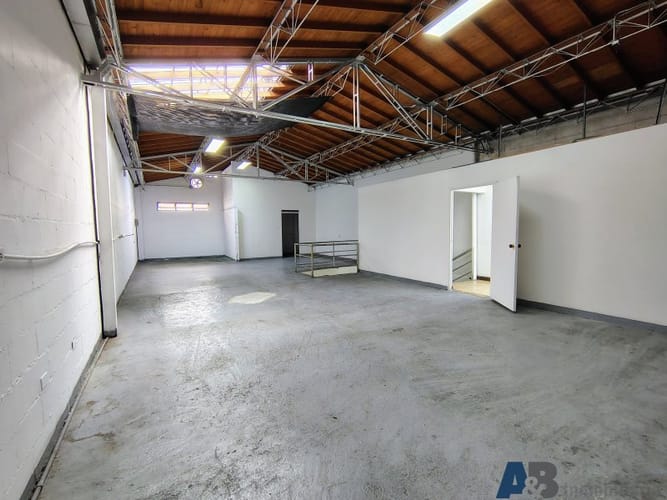 Bodega en arriendo en Colombia, Medellín, 320 m² · foto 9 de 17