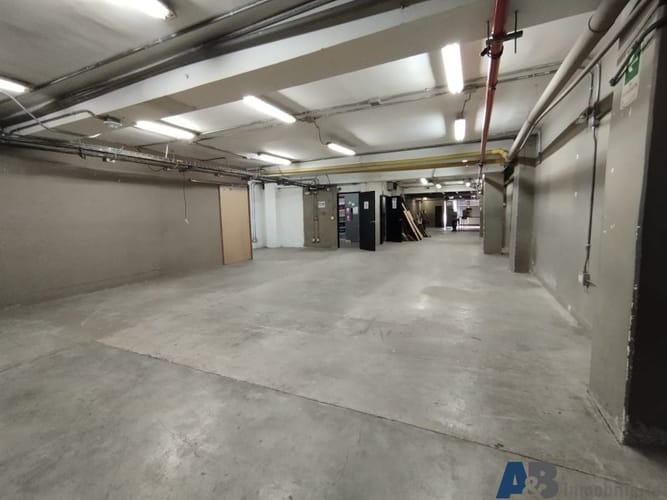 Bodega en arriendo en Cerro Nutibara, Medellín, 1950 m² · foto 2 de 13