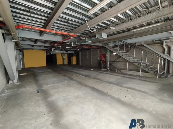 Bodega en arriendo en Cerro Nutibara, Medellín, 1950 m² · foto 3 de 13
