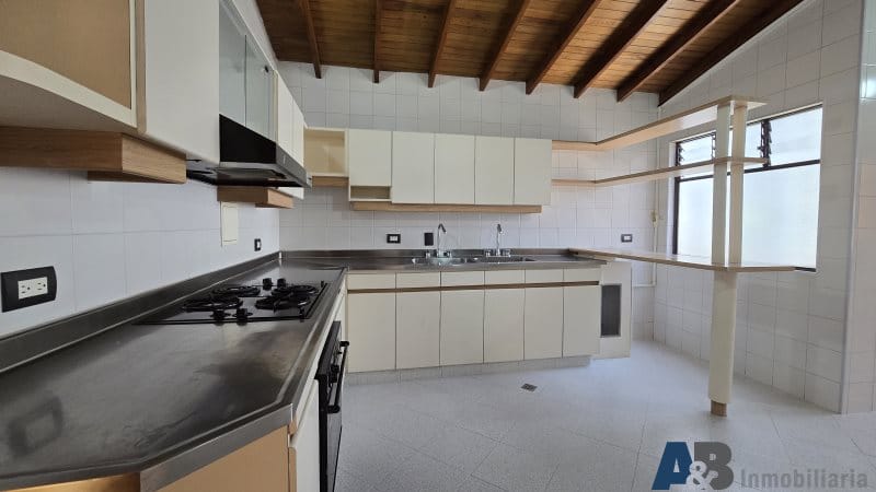 Apartamento de 4 alcobas en arriendo en Laureles, Medellín, 280 m² · foto 21 de 24