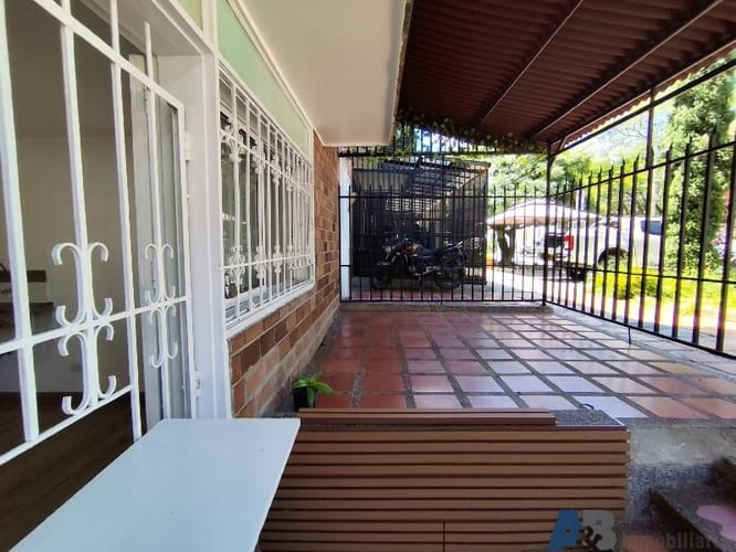 Local en arriendo en Conquistadores, Medellín, 25 m² · foto 2 de 6