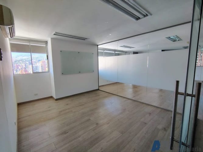 Oficina en arriendo en Los Balsos, Medellín, 97 m² · foto 3 de 12