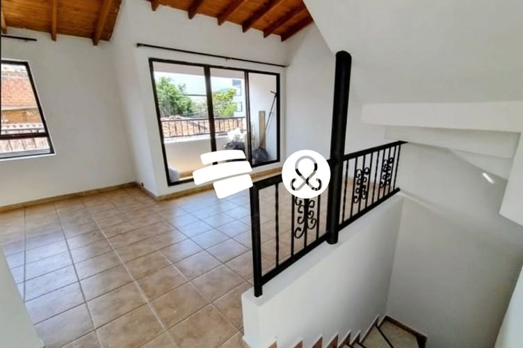 Apartamento de 4 alcobas en venta en Cristo Rey, Medellín, 132 m² · foto 2 de 15