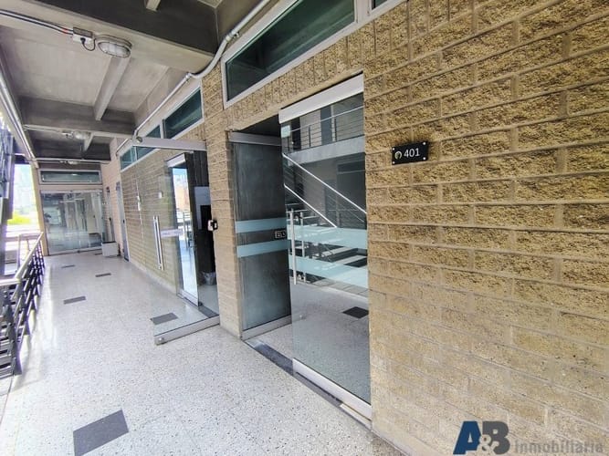 Oficina en arriendo en El Poblado, Medellín, 215 m² · foto 2 de 8