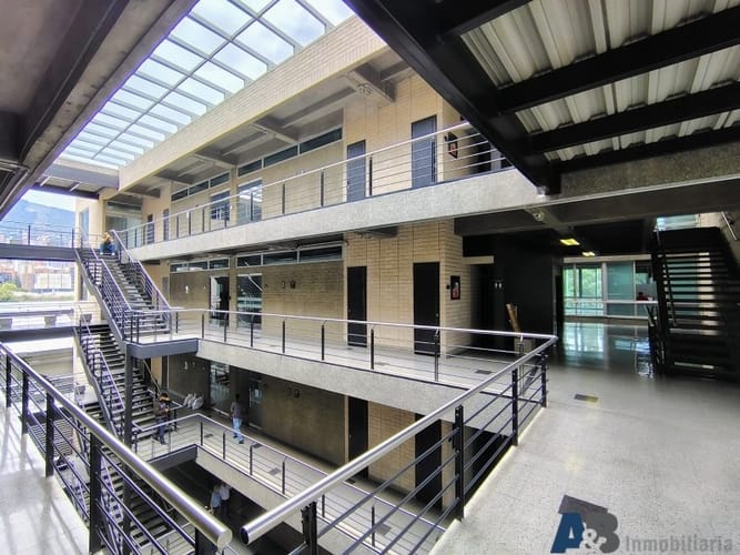 Oficina en arriendo en El Poblado, Medellín, 215 m² · foto 4 de 8